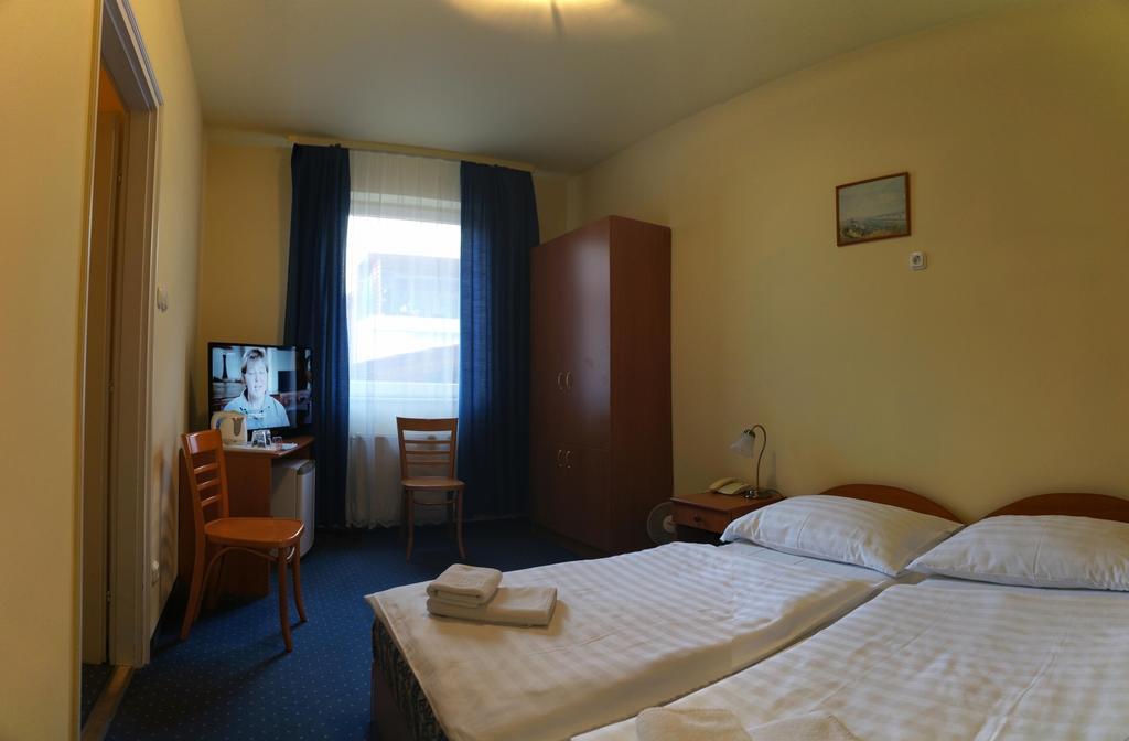 Corvin Hotel Győr Quarto foto