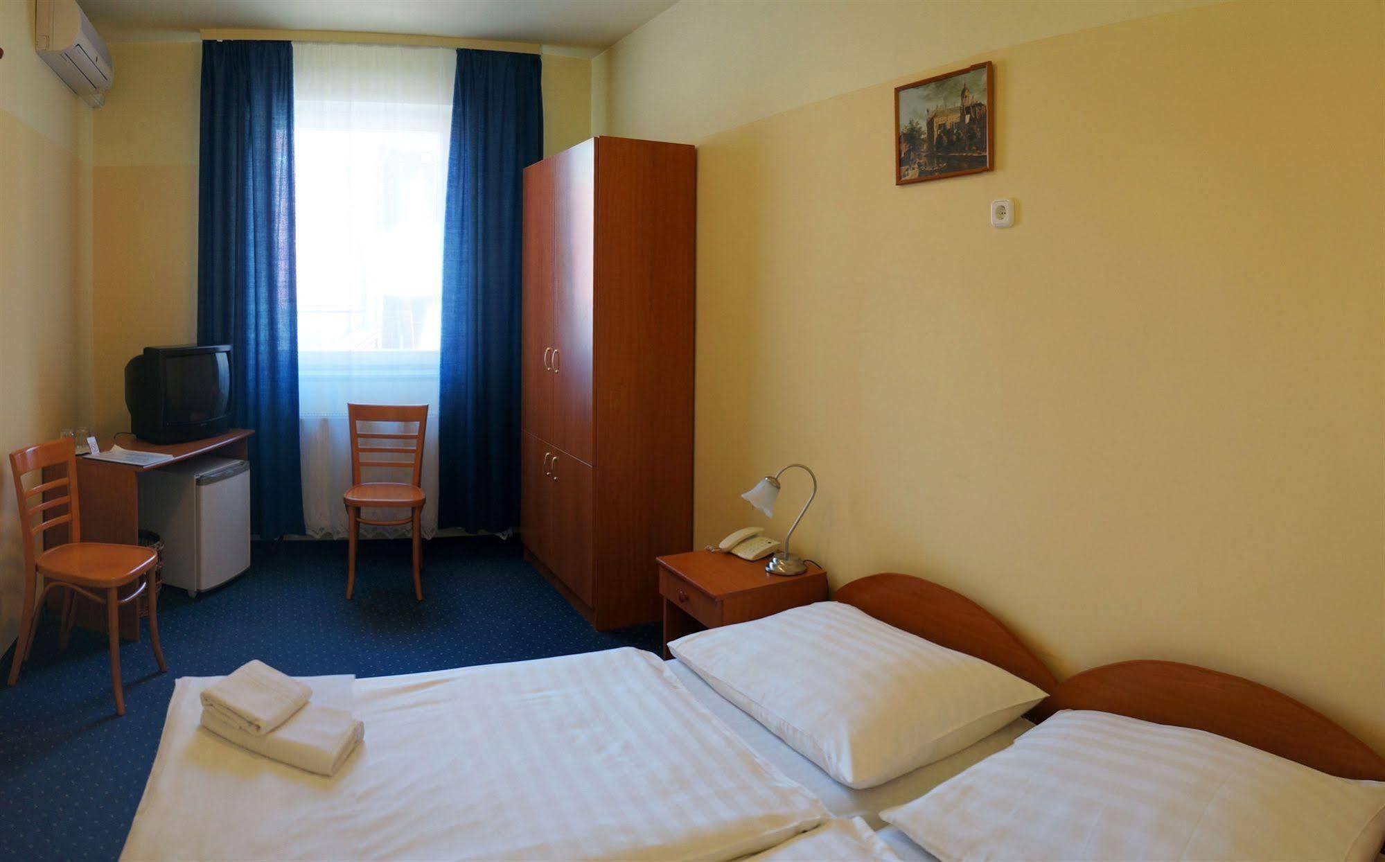 Corvin Hotel Győr Exterior foto